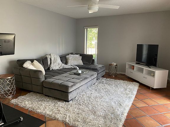 4th image of 1010 NE 8th Ave APT 7B