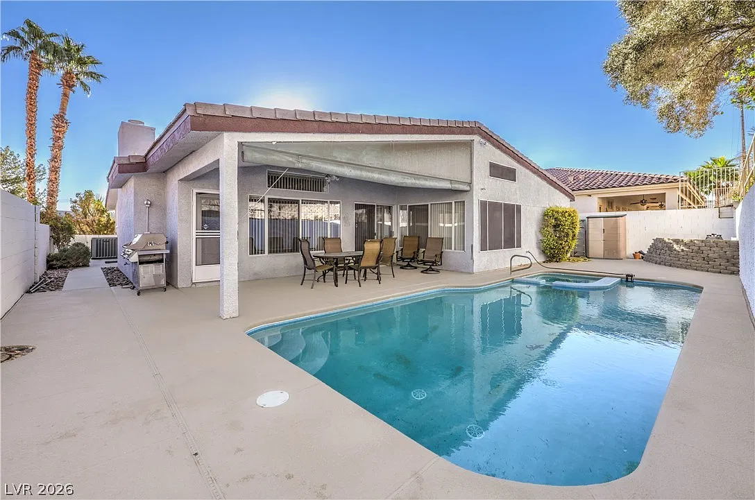 4 bed, 2.5 bath, 2582 sqft, $3,999 — Photo 2