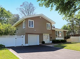 238 Birchwood Park Dr, Jericho, NY 11753