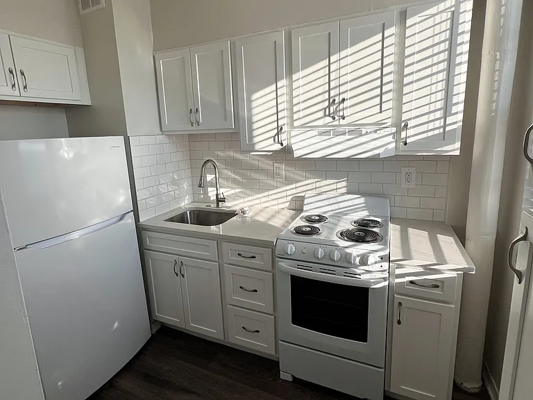 Broadview Apartments — Photo 42