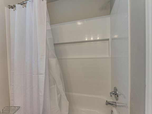 5th image of 1001 E Main St APT D-1