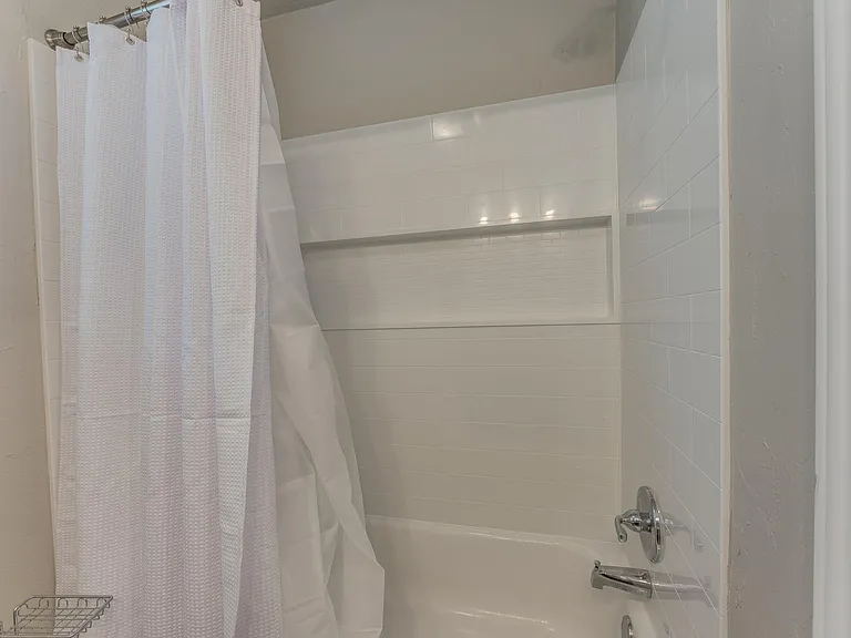1009 E Main St — Photo 15