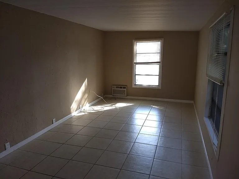 2048 Druid Rd E — Photo 10