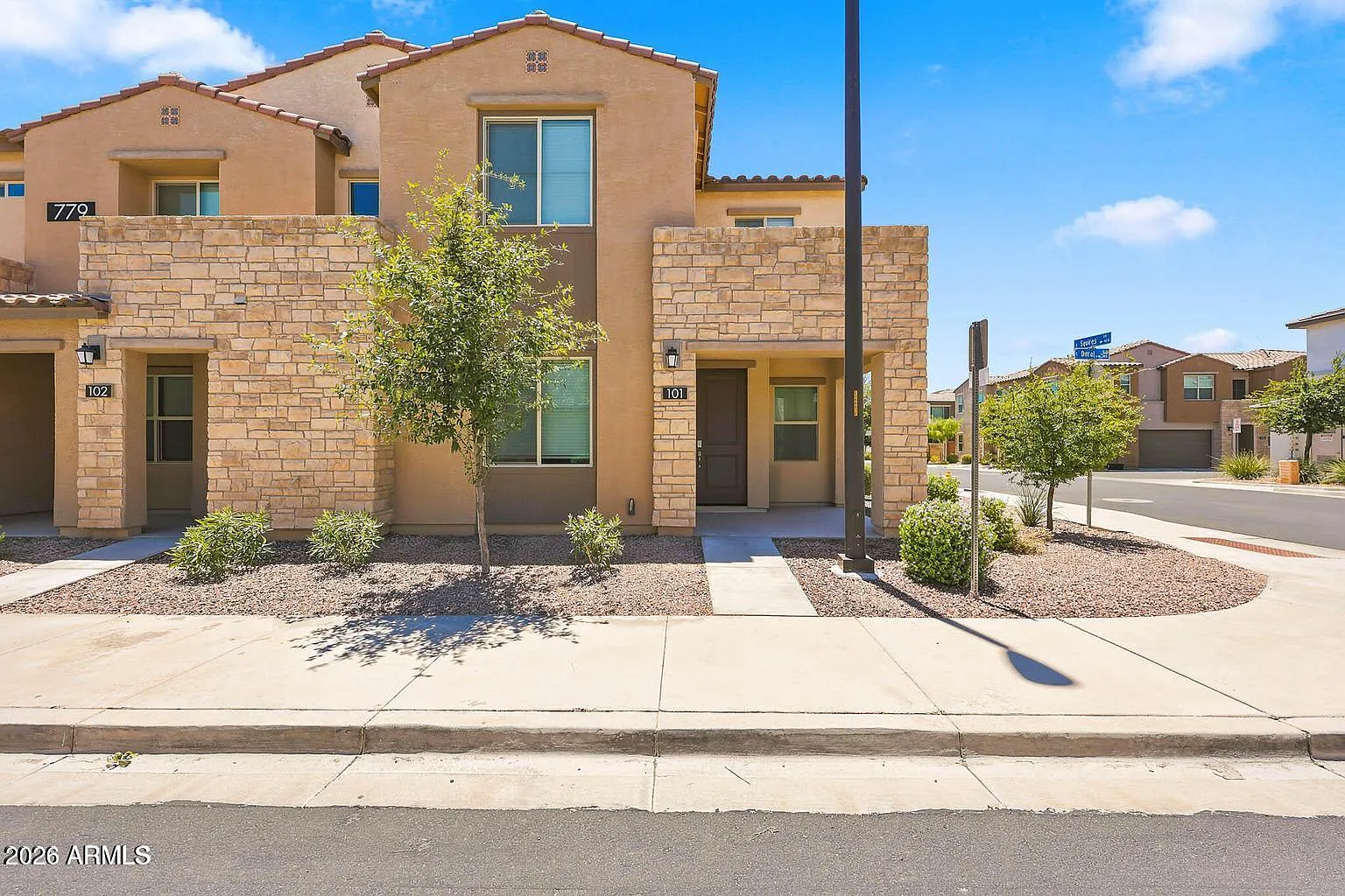 3 bed, 2.5 bath, 1422 sqft, $2,500 — Photo 2