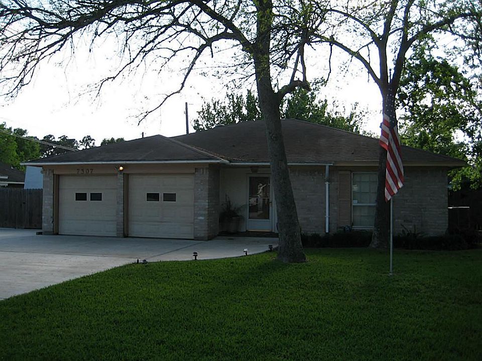 Nice large shade tress over this lovely home.
