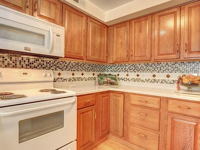 302 Greenview Dr — Photo 4