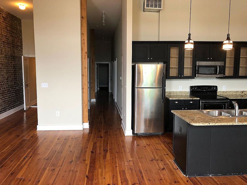 Granite countertops & stainless appliances