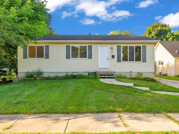 208 6th St, Fenton, MI 48430