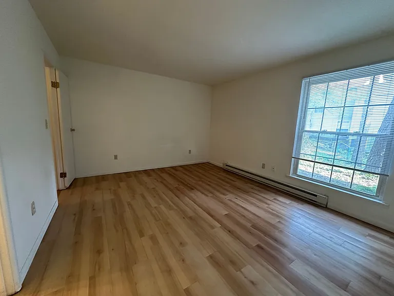 University Park Apartments near Cornell University — Photo 423