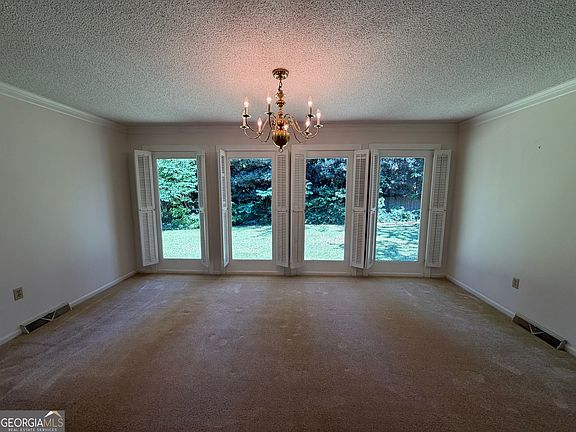 5th image of 683 Chestnut Dr