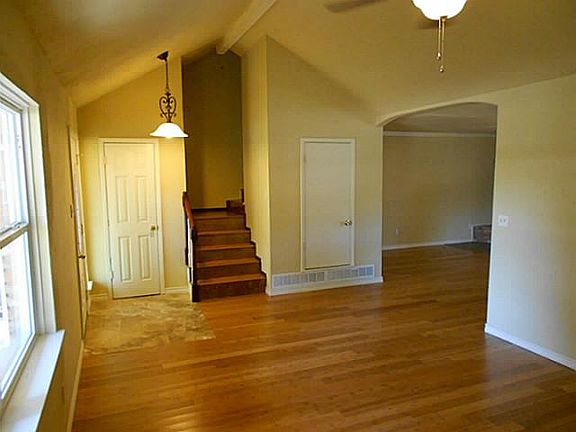 5th image of 122 Vanderbilt Ln