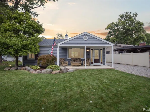 11611 Algonquin Dr, Pinckney, MI 48169