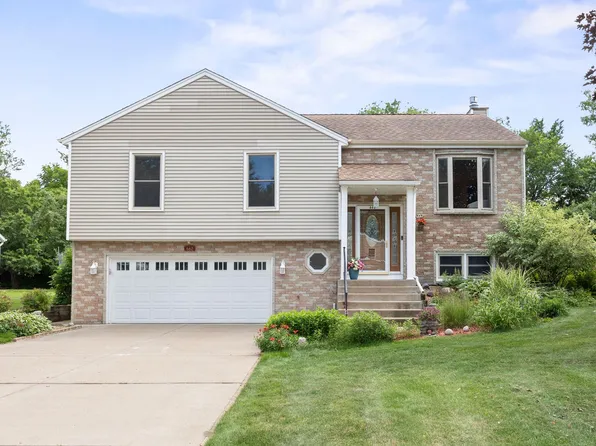 662 Pinewood Dr, Shoreview, MN 55126