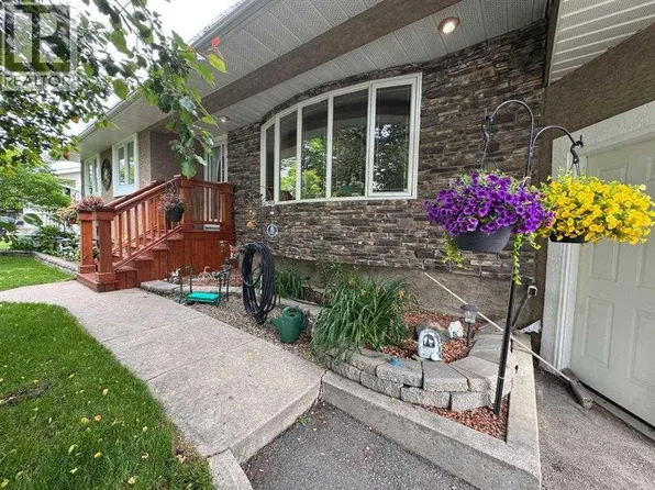 706 Hammond Dr SE, Fox Creek, AB T0H 1P0