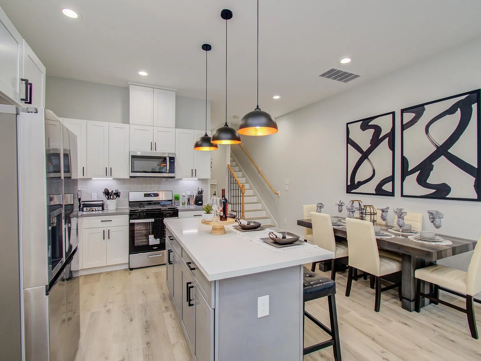 3 bed, 2.5 bath, 1685 sqft, $6,750 — Photo 2