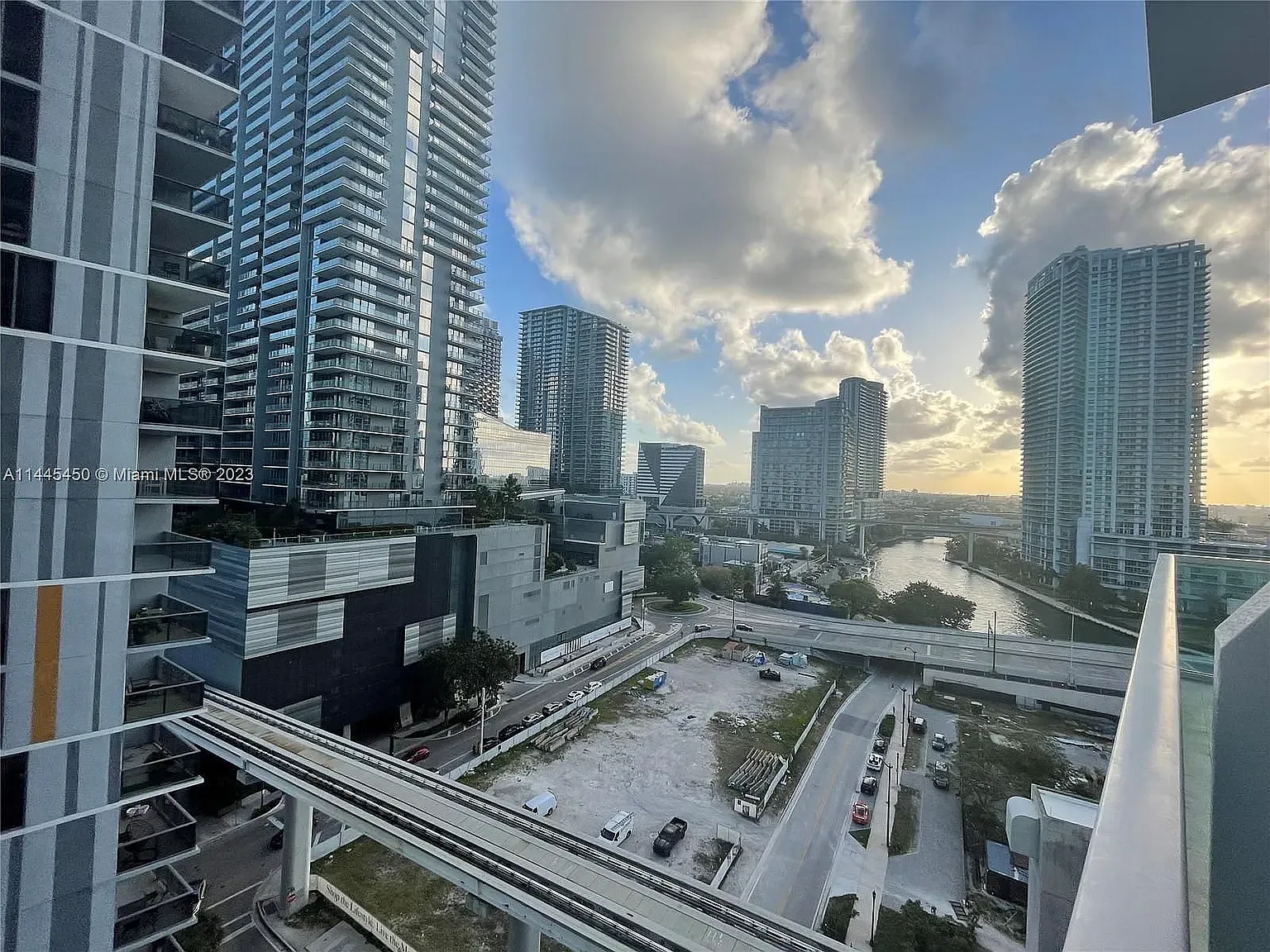 1 bed, 1.5 bath, 987 sqft, $2,800 — Photo 2