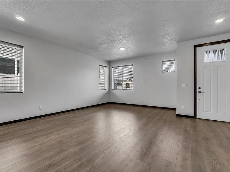 2905 N Corvus St — Photo 8