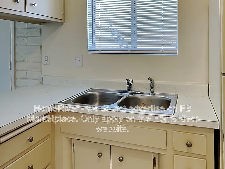 2460 Palisades Dr #2 — Photo 5