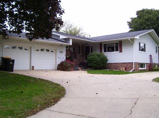 521 Hillcrest Dr, Spring Valley, MN 55975