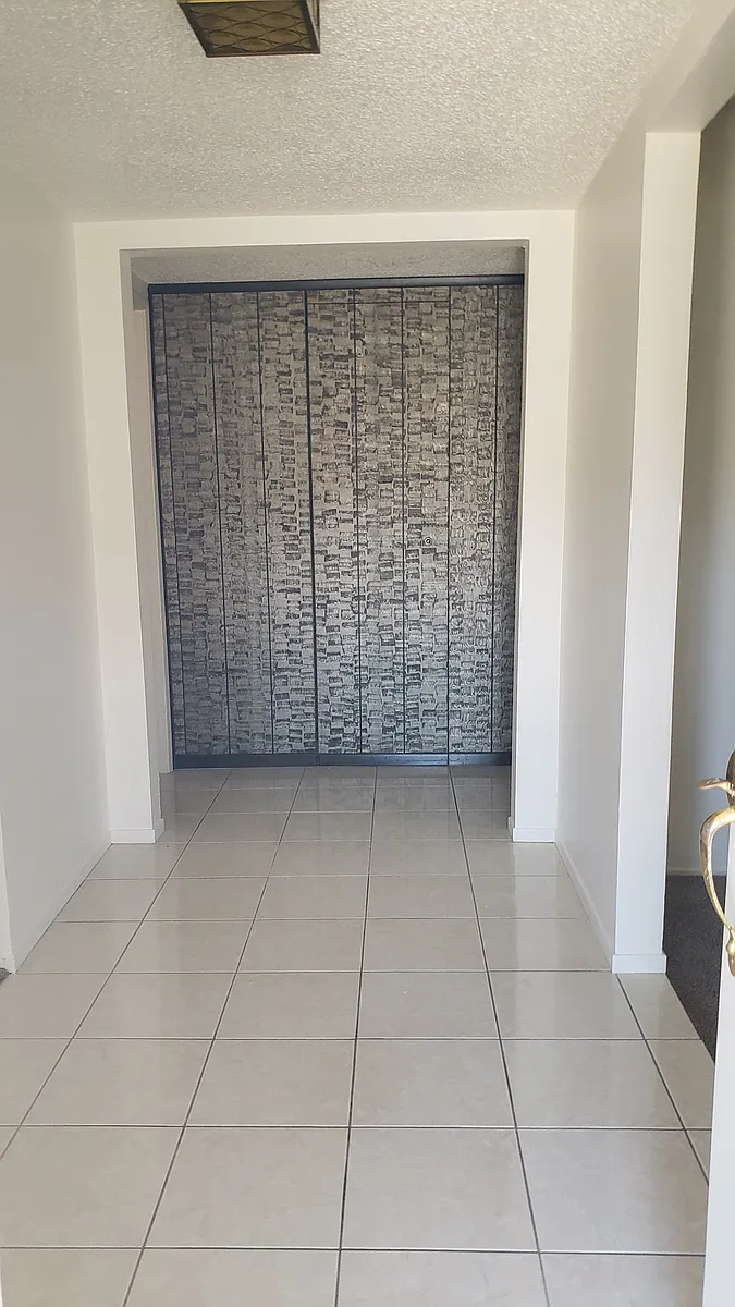 Entrance hall - 7978 Stonehurst Ct