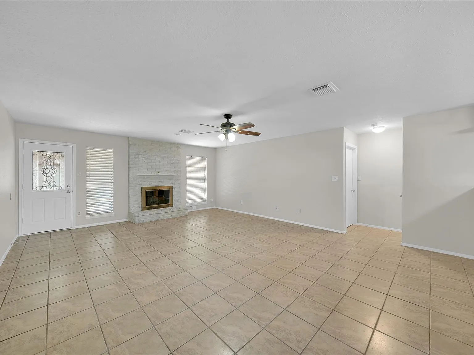 3 bed, 2.0 bath, 1474 sqft, $1,900 — Photo 2