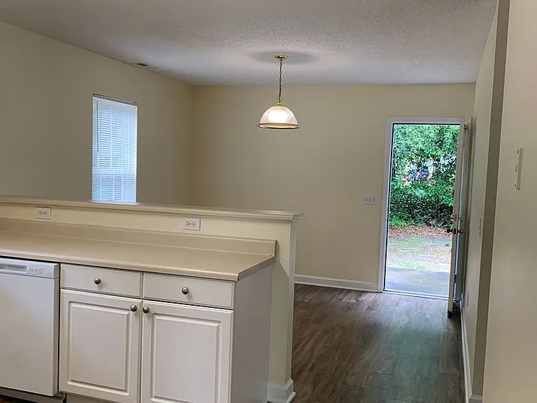 314 Hillsdale Dr — Photo 5
