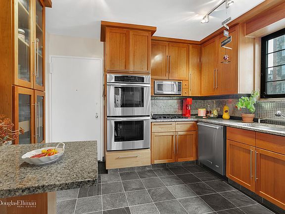 5th image of 40 E 80th St APT 12A