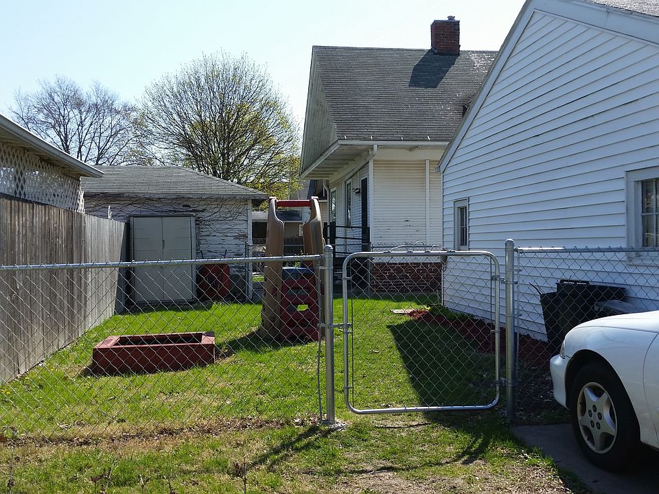 Side yard (fenced in)