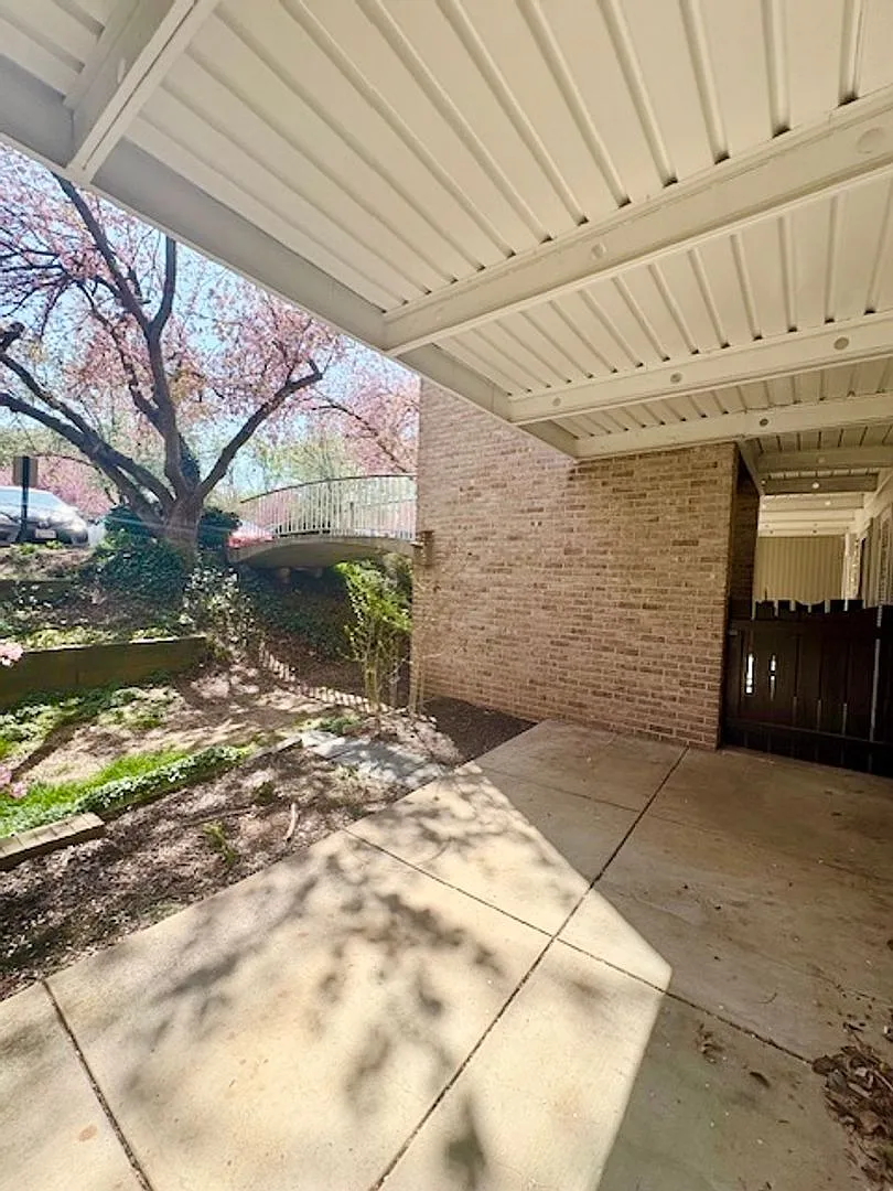 Building Photo - 7547 Spring Lake Dr #B2
