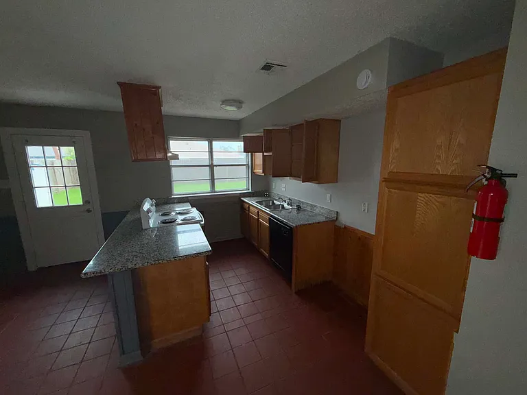 1716 Yorktowne Dr — Photo 11
