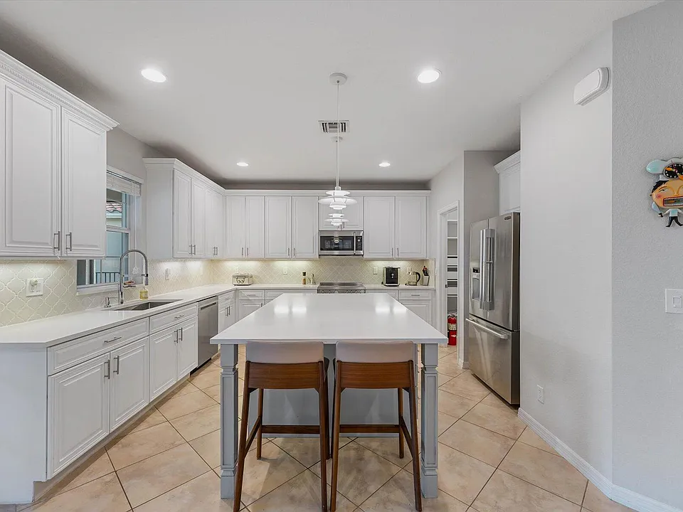 10731 Ivanhoe Ln