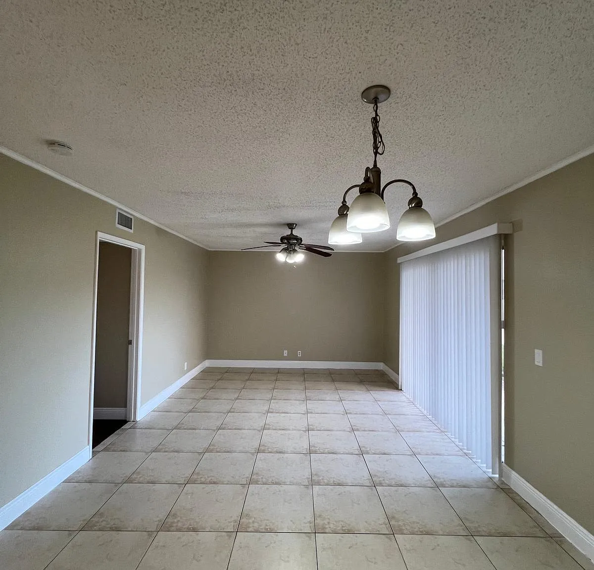 2 bed, 2.0 bath, 904 sqft, $1,925 — Photo 3