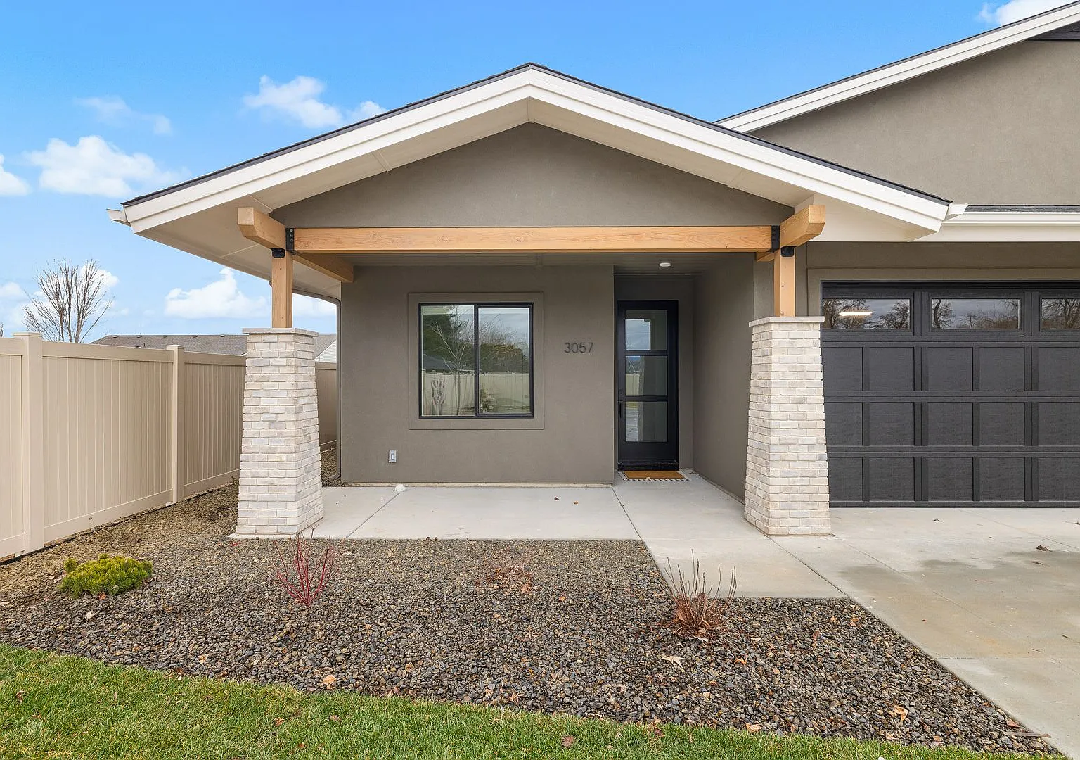 Brand New Luxury Duplex-Top of the line finishes & walking distance to The Village. — Photo 4
