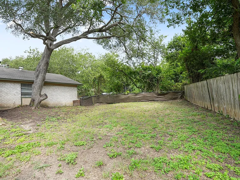 1404 Valleyridge Cir #B — Photo 16