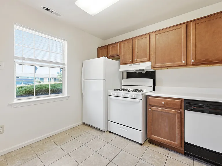 Crown Square Apartments — Photo 6
