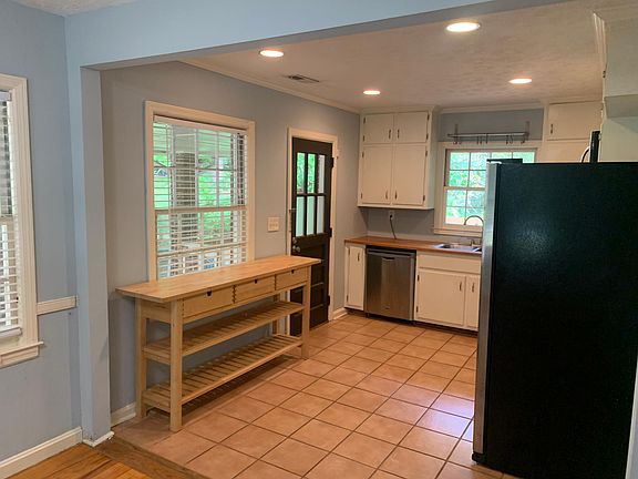 Another view of the kitchen showing the dishwasher!