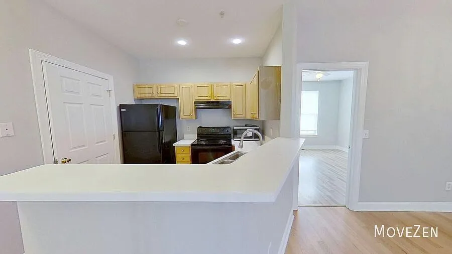 Spacious 2BR/2BA Home with Garage & Community Pool in University City — Photo 2