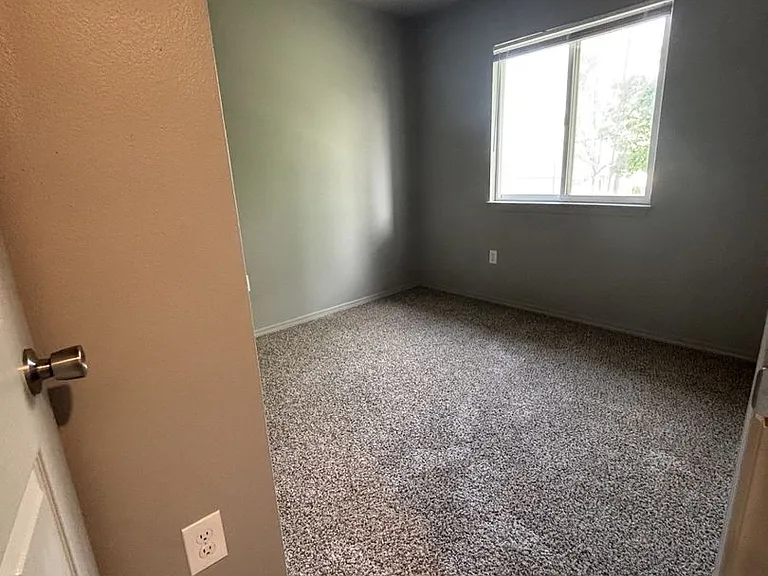 3015 W Stewart Ave — Photo 16