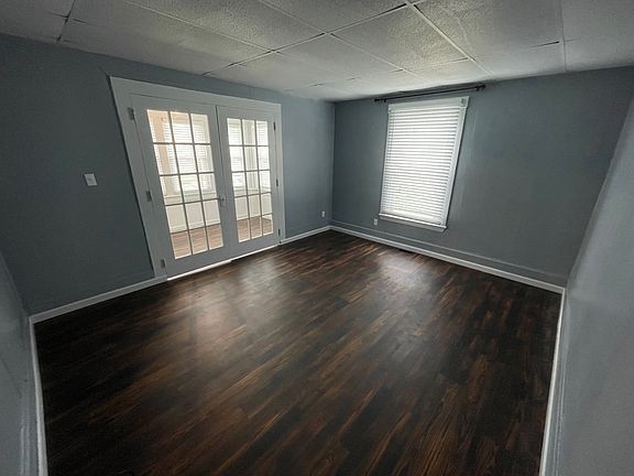 Better view from the entrance into the family room - distinctive laminate flooring and fresh paint to make your furnishings pop!