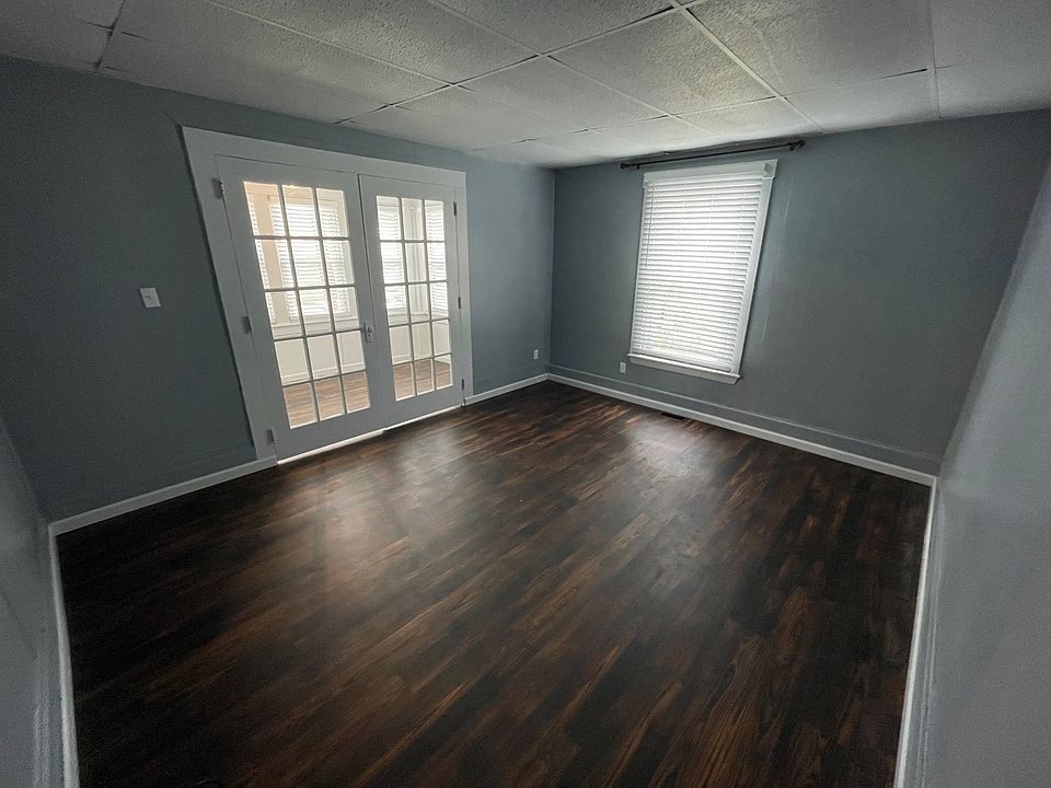 Better view from the entrance into the family room - distinctive laminate flooring and fresh paint to make your furnishings pop!