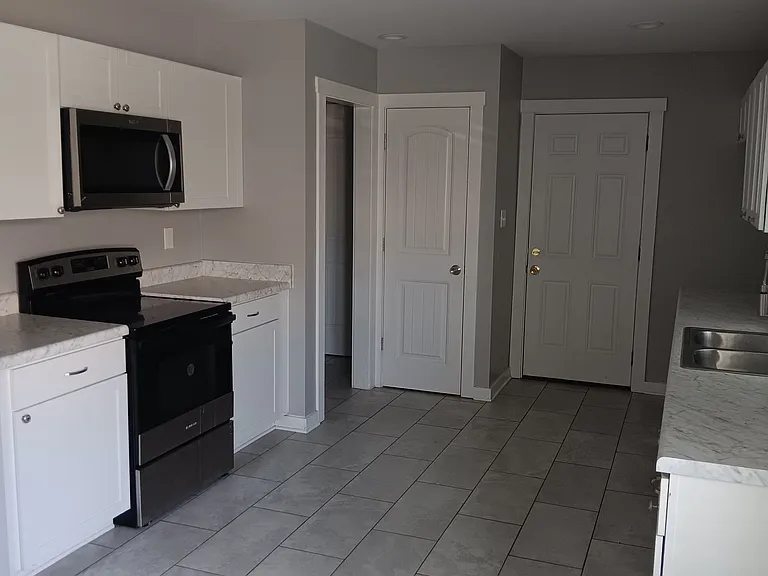 73 W Mallory Ave — Photo 3