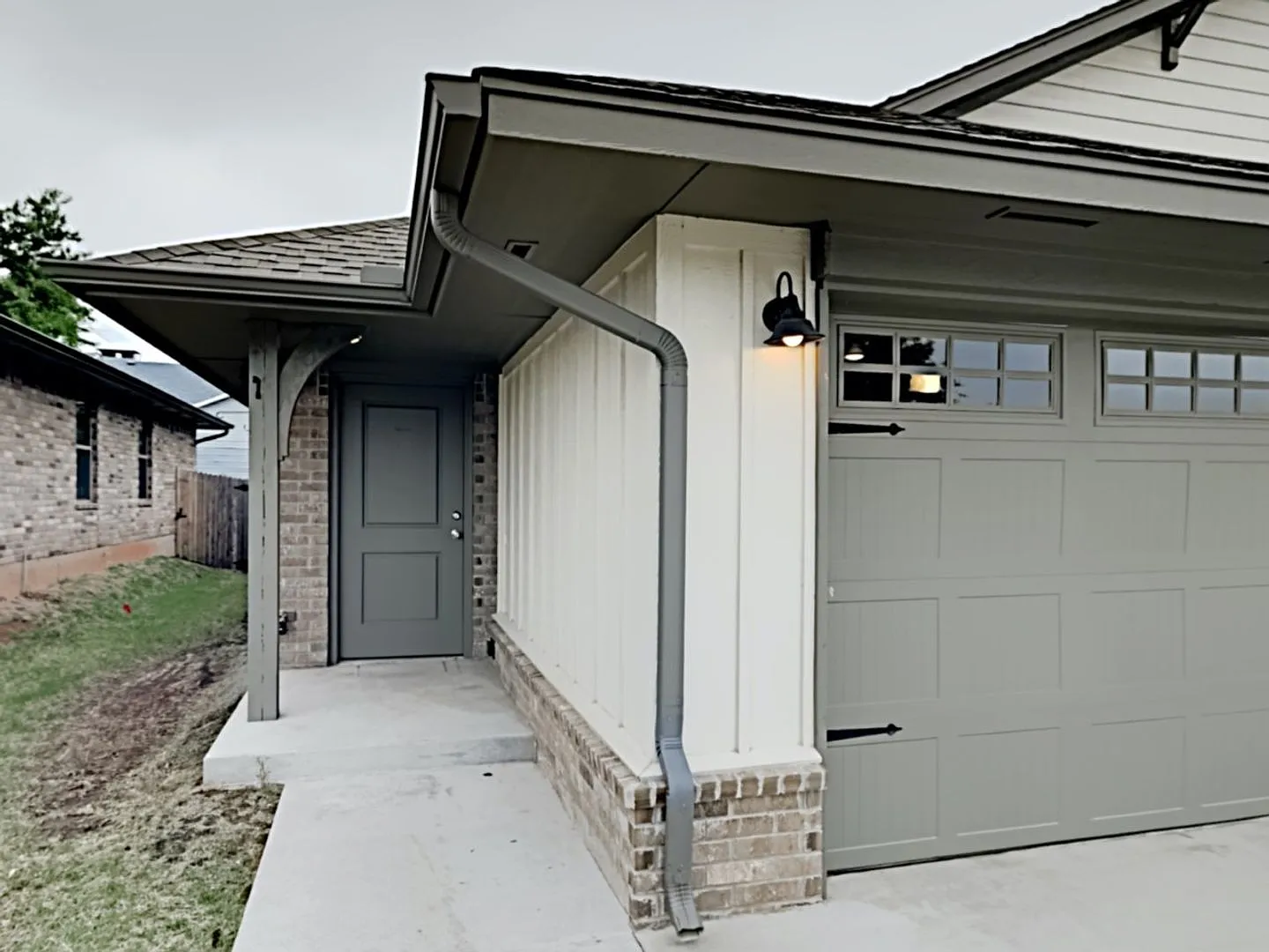 2 Bedrooms 2 Bathroom 2 Car Garage Duplex Close to Broadway Extension, a short distance from Edmo... — Photo 1