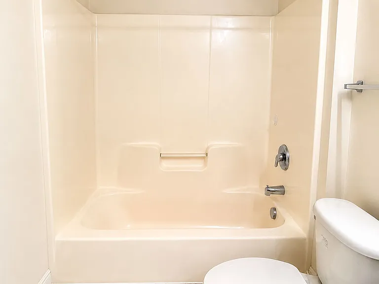 913 Tiger Ln — Photo 18