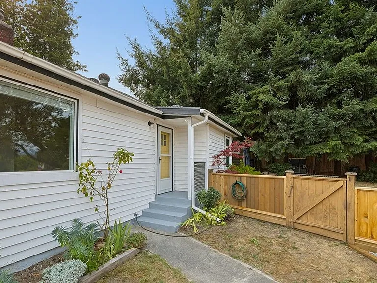 432 8th Ave E — Photo 2
