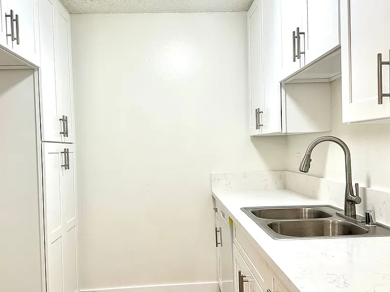 Lynrose Manor Apartments — Photo 11