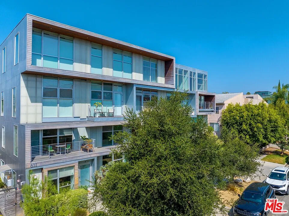 2 bed, 2.0 bath, 1721 sqft, $5,500 — Photo 2