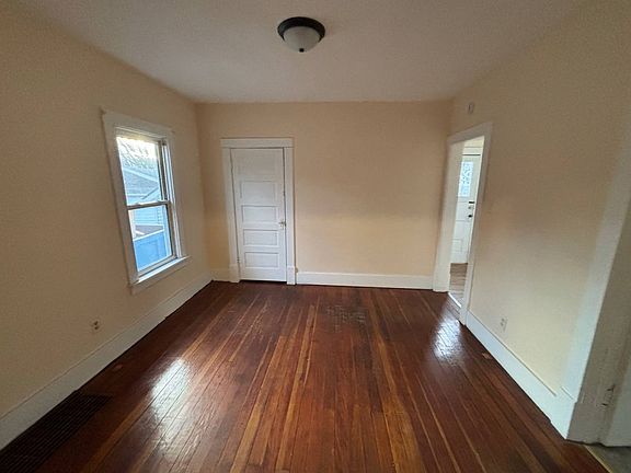 3rd image of 118 6th Ave NW