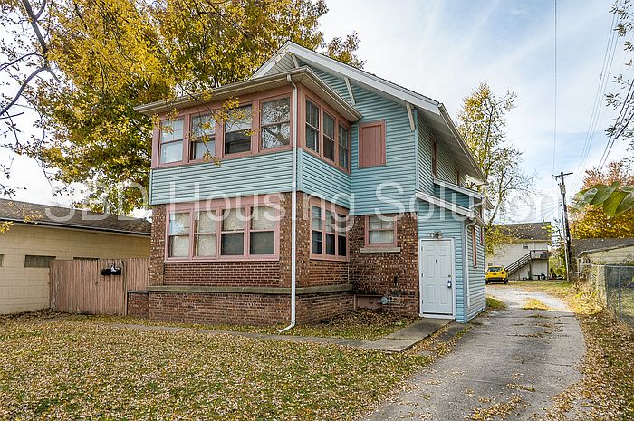 1st image of 1124 S Ash Ave