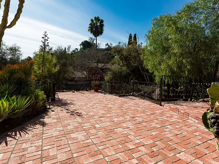 8873 Golf Dr — Photo 34