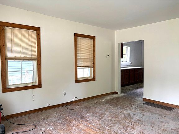 5th image of 421 Buckner St